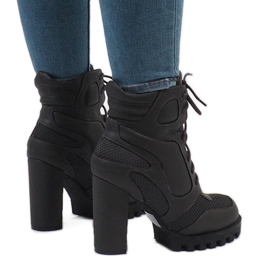 Botas grises aisladas en el poste 9132-5 1