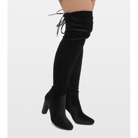 Botas de terciopelo negro en el pilar E-4902 2