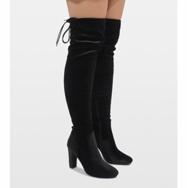 Botas de terciopelo negro en el pilar E-4902 1