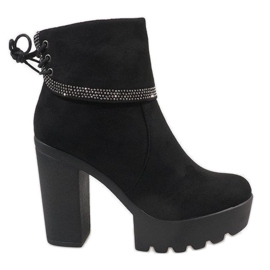 Botas negras aisladas S80 en el poste negro 1