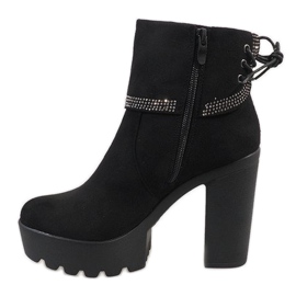 Botas negras aisladas S80 en el poste negro 2