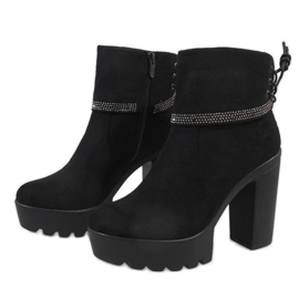 Botas negras aisladas S80 en el poste negro 3