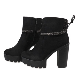 Botas negras aisladas S80 en el poste negro 4