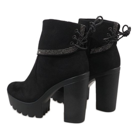 Botas negras aisladas S80 en el poste negro 5