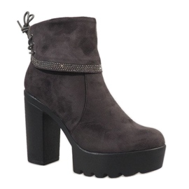 Botas grises aisladas en el poste S80 1 Botas grises aisladas en el poste S80 1