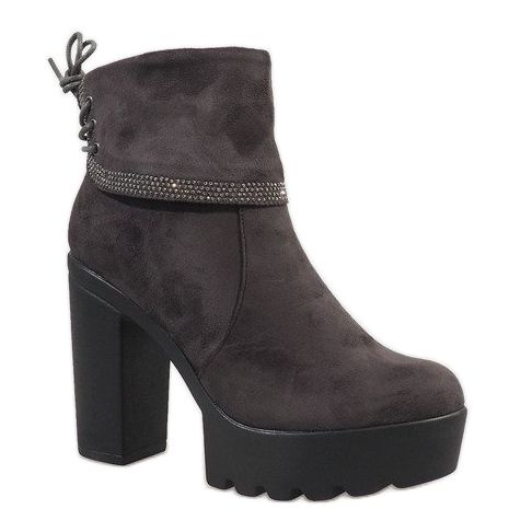 Botas grises aisladas en el poste S80 1 Botas grises aisladas en el poste S80 1