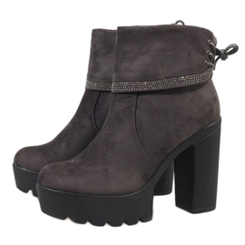 Botas grises aisladas en el poste S80 3