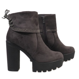 Botas grises aisladas en el poste S80 4