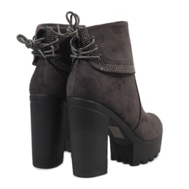 Botas grises aisladas en el poste S80 5