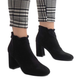 Botines de ante negro en el poste LL-79P 2