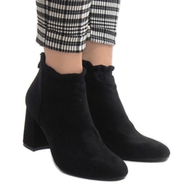 Botines de ante negro en el poste LL-79P 3