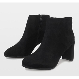 Botines de ante negro en el poste A6801 1