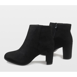 Botines de ante negro en el poste A6801 2