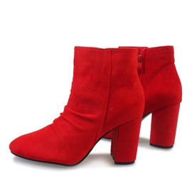 Botines de ante rojo en el poste 0M803 4