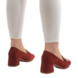 Zapatos de tacón de ante rojo en el pilar X77 2