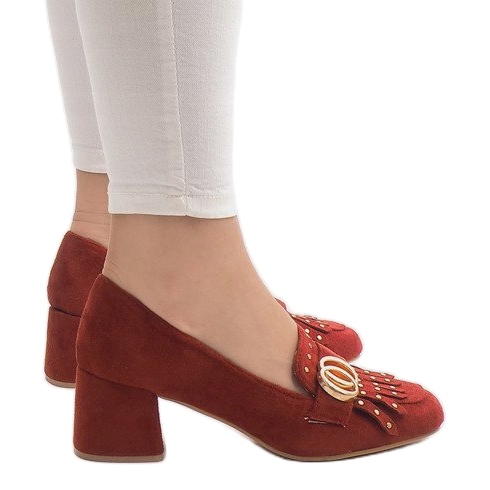 Zapatos de tacón de ante rojo en el pilar X77 1