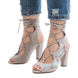 Botas grises abiertas en el poste 1610-223 1 Botas grises abiertas en el poste 1610-223 1