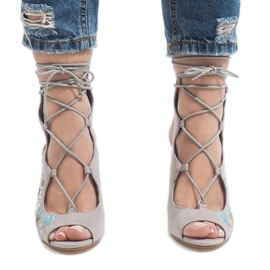 Botas grises abiertas en el poste 1610-223 2 Botas grises abiertas en el poste 1610-223 2