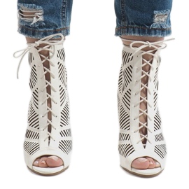 Botas blancas en un pin 1610-225 blanco 2 Botas blancas en un pin 1610-225 blanco 2