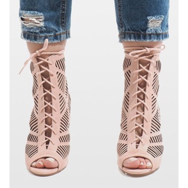 Botas rosas en un pin 1610-225 2