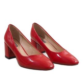 Bombas lacadas en rojo en el poste 7501-1 2