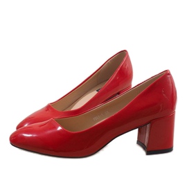 Bombas lacadas en rojo en el poste 7501-1 4