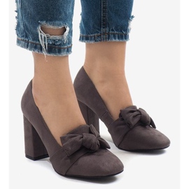 Zapatos de tacón de ante gris en el pilar N510 2