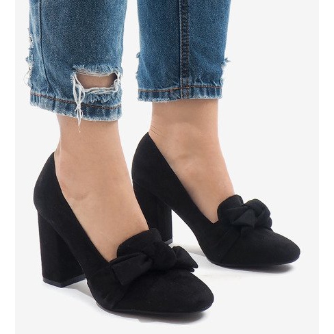 Zapatos de tacón de ante negro en el pilar N510 2