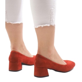 Zapatos de tacón de ante rojo en el pilar H343-1 2