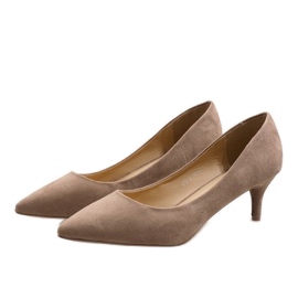 Zapatos beige en un pin 123-2 3