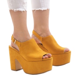Sandalias amarillas en un enorme bloque 8263CA amarillo 1 Sandalias amarillas en un enorme bloque 8263CA amarillo 1