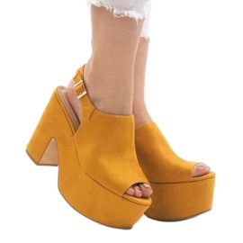 Sandalias amarillas en un enorme bloque 8263CA amarillo 2 Sandalias amarillas en un enorme bloque 8263CA amarillo 2