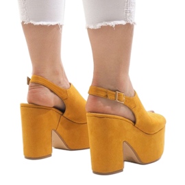 Sandalias amarillas en un enorme bloque 8263CA amarillo 3