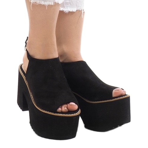 Sandalias negras en un enorme bloque B8290 negro 1 Sandalias negras en un enorme bloque B8290 negro 1