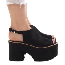 Sandalias negras en un enorme bloque B8290 negro 2