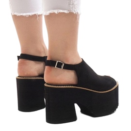 Sandalias negras en un enorme bloque B8290 negro 3