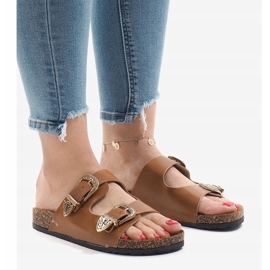 Zapatillas camel con hebillas 7018-PL marrón 1