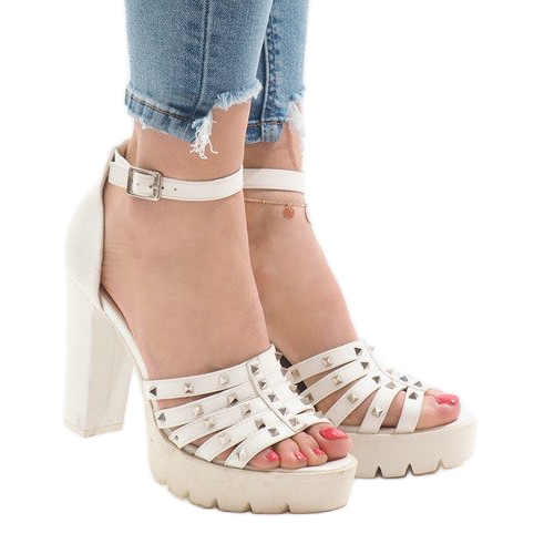 Sandalias blancas en el poste HQ8682 blanco 2