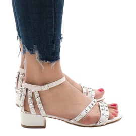 Sandalias blancas de tacón 77-11 blanco 1