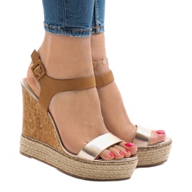 Sandalias de cuña lacadas en oro VB76063 dorado 1 Sandalias de cuña lacadas en oro VB76063 dorado 1