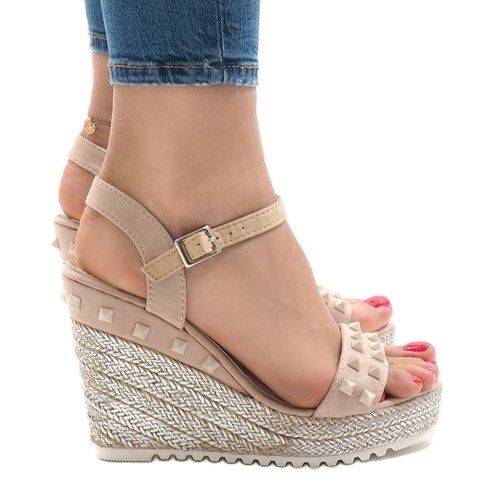 Sandalias de cuña de ante beige con tachuelas TS-16 1