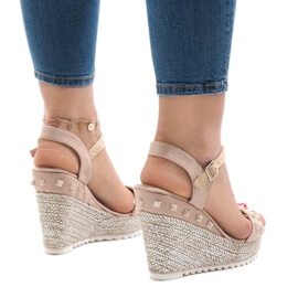 Sandalias de cuña de ante beige con tachuelas TS-16 2