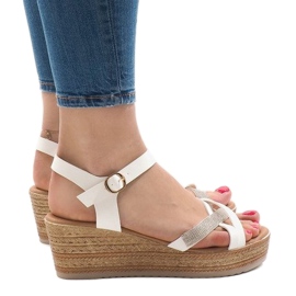 Sandalias blancas en la plataforma WS8816 blanco 2
