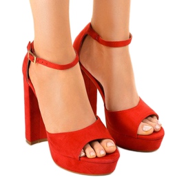 Sandalias rojas en el poste D08 rojo 1 Sandalias rojas en el poste D08 rojo 1