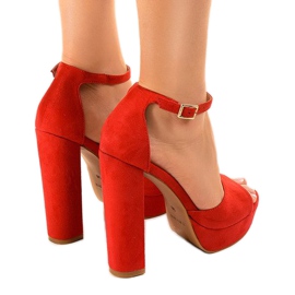 Sandalias rojas en el poste D08 rojo 3