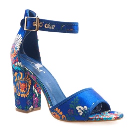 Sandalias azules en el poste 77-14 1