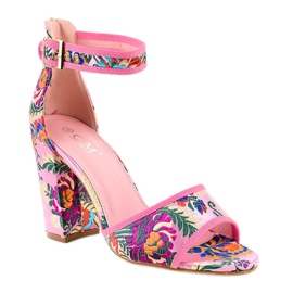 Sandalias rosas en el poste 77-14 1