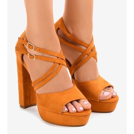 Sandalias naranjas sobre ante de poste D09 1