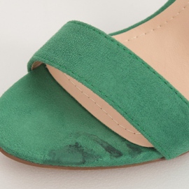 Sandalias verdes en el poste Y2385-27 II-GAT 7