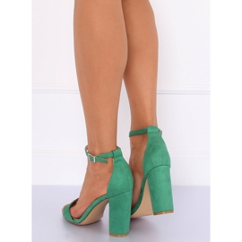Sandalias verdes en el poste Y2385-27 II-GAT 2
